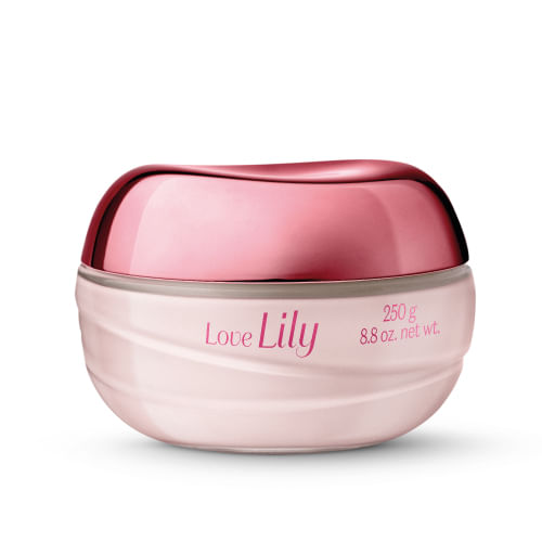 O creme hidratante acetinado é a combinação perfeita de perfumação intensa e prolongada com a delicada e exclusiva fragrância de Love Lily, que é da família olfativa Floriental Rosa. O creme conta com uma textura aveludada e macia que desliza facilmente na pele.  Composto por manteiga de Karité e Vitamina E, o Creme Hidratante Acetinado Love Lily é a combinação perfeita de perfumação intensa e prolongada para uma pele protegida e hidratação por até 48 horas.