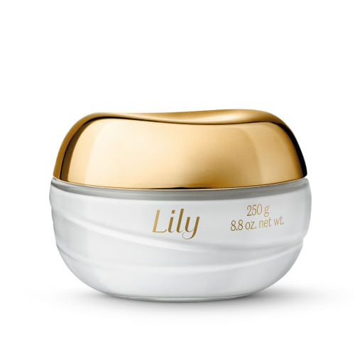 O Creme Hidratante Acetinado Lily tem um toque aveludado, com uma textura especial e mais densa, e um delicioso perfume marcante que dura o dia inteiro. Sente a deliciosa fragrância do lírio com a manteiga de karité, um ingrediente natural que proporciona um toque macio enquanto hidrata profundamente a pele.