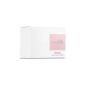 O Eau de Parfum Love Lily combina a sofisticação do lírio com a exclusividade da grand rose, alquimia perfeita que traz uma rosa única e especial obtida pela interação dos óleos essenciais de rosas da França, Turquia e Bulgária. 